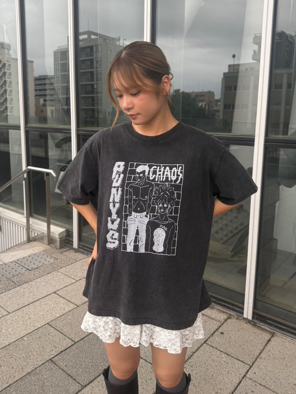 ブラック系のTシャツ/カットソー、ホワイト系のワンピースを着用したレディースの夏コーディネートの4枚目の写真