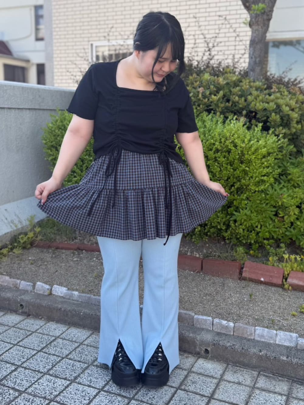 ブルー系のその他パンツ、ブルー系のスカート、ブラック系のTシャツ/カットソーを着用したレディースの春コーディネートの2枚目の写真