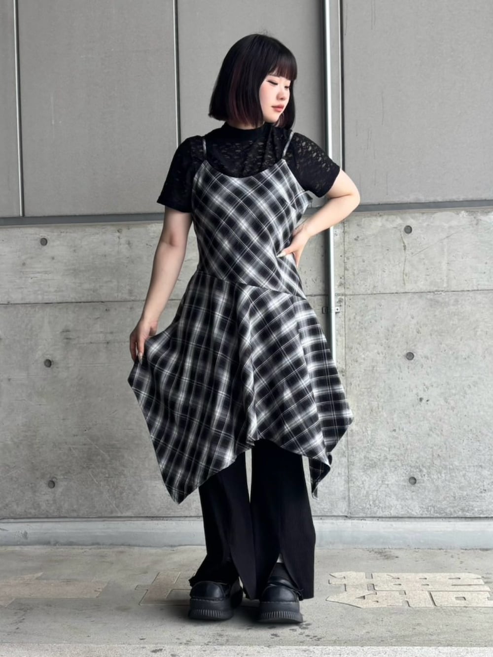 ブラック系のワンピース、ブラック系のTシャツ/カットソー、ブラック系のその他パンツを着用したレディースの夏コーディネートの2枚目の写真
