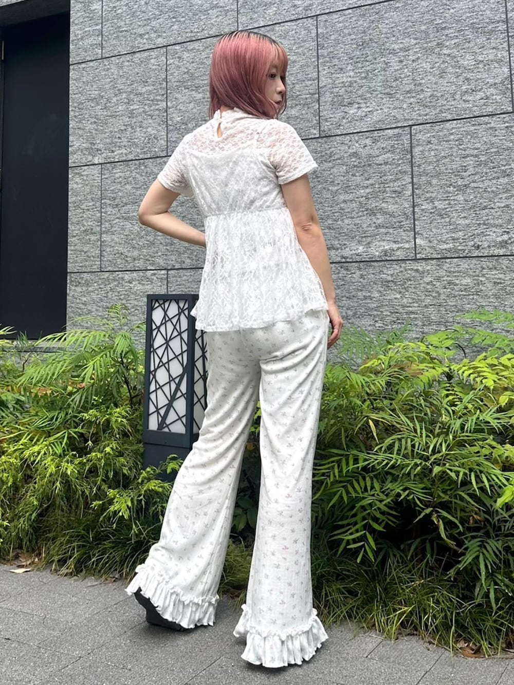 ホワイト系のその他パンツ、ホワイト系のチュニック、ホワイト系のTシャツ/カットソーを着用したレディースの夏コーディネートの6枚目の写真