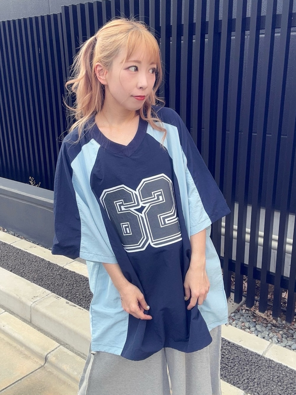 ブルー系のTシャツ/カットソー、グレー系のスウェットパンツを着用したレディースの秋コーディネートの5枚目の写真