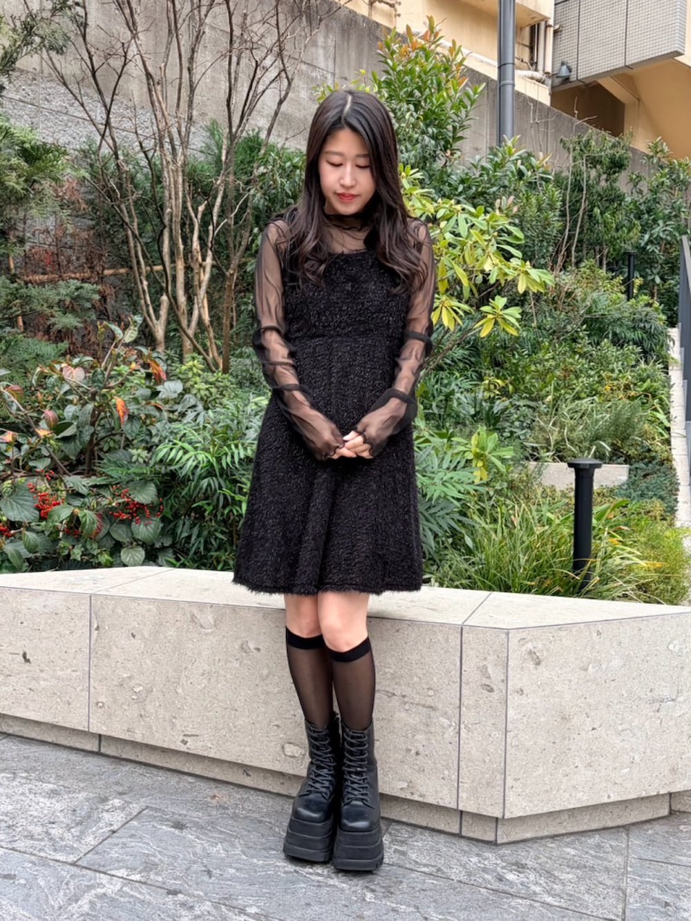 ブラック系のワンピース、ブラック系のTシャツ/カットソーを着用したレディースの冬コーディネートの2枚目の写真