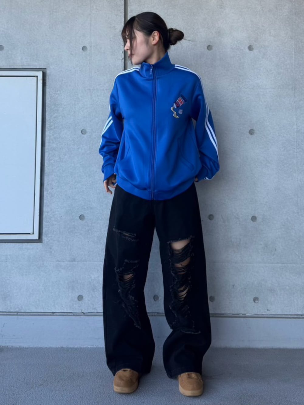 ブラック系のデニムパンツ、ブルー系のジャージを着用したレディースの冬コーディネートの2枚目の写真