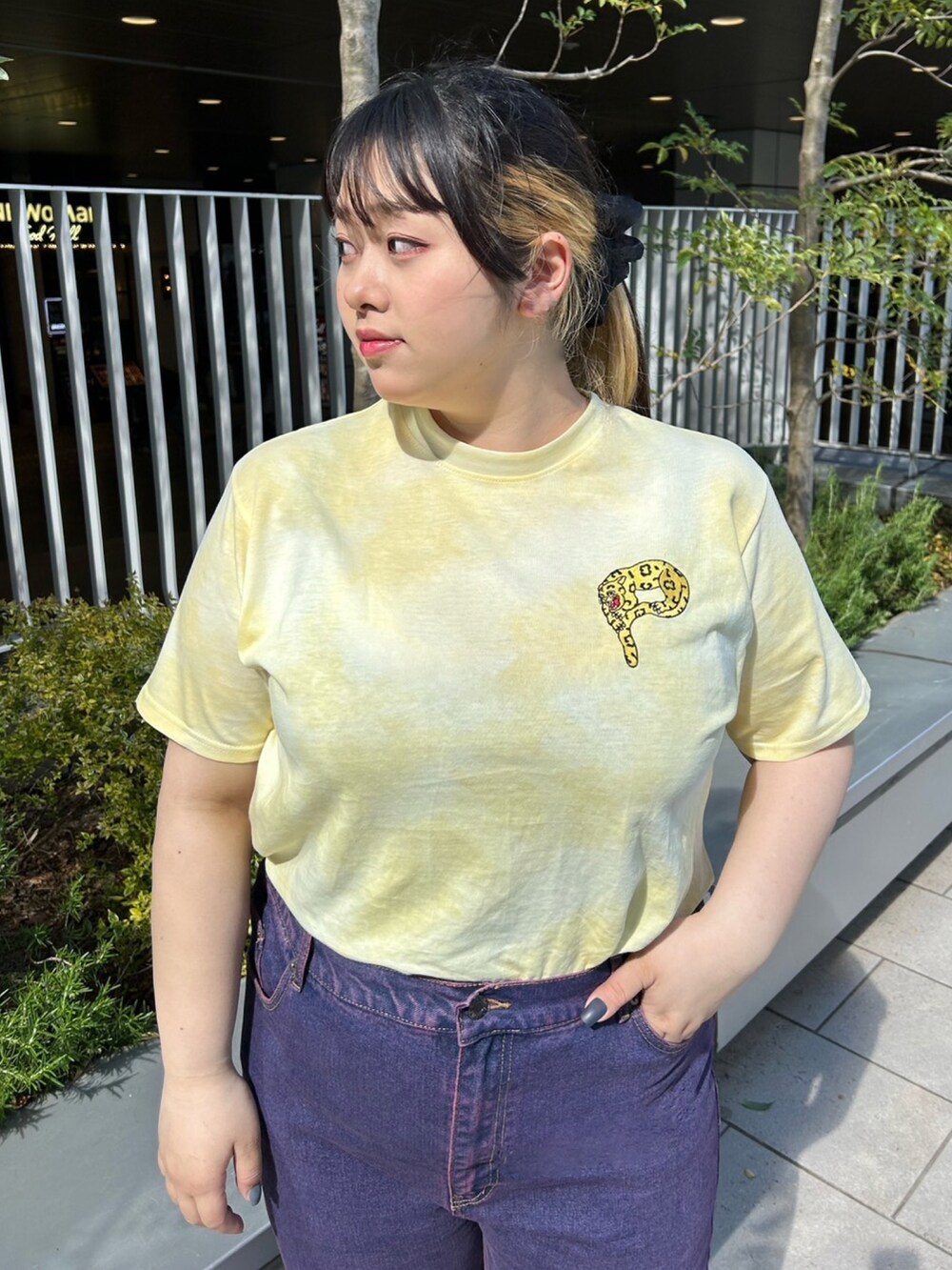 パープル系のデニムパンツ、イエロー系のTシャツ/カットソーを着用したレディースの春コーディネートの2枚目の写真