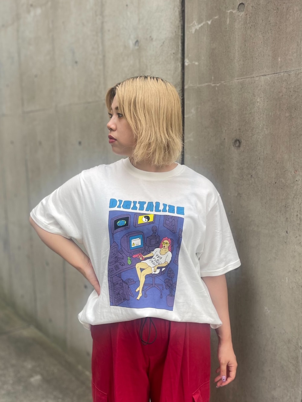 レッド系のカーゴパンツ、ホワイト系のTシャツ/カットソーを着用したレディースの夏コーディネートの5枚目の写真