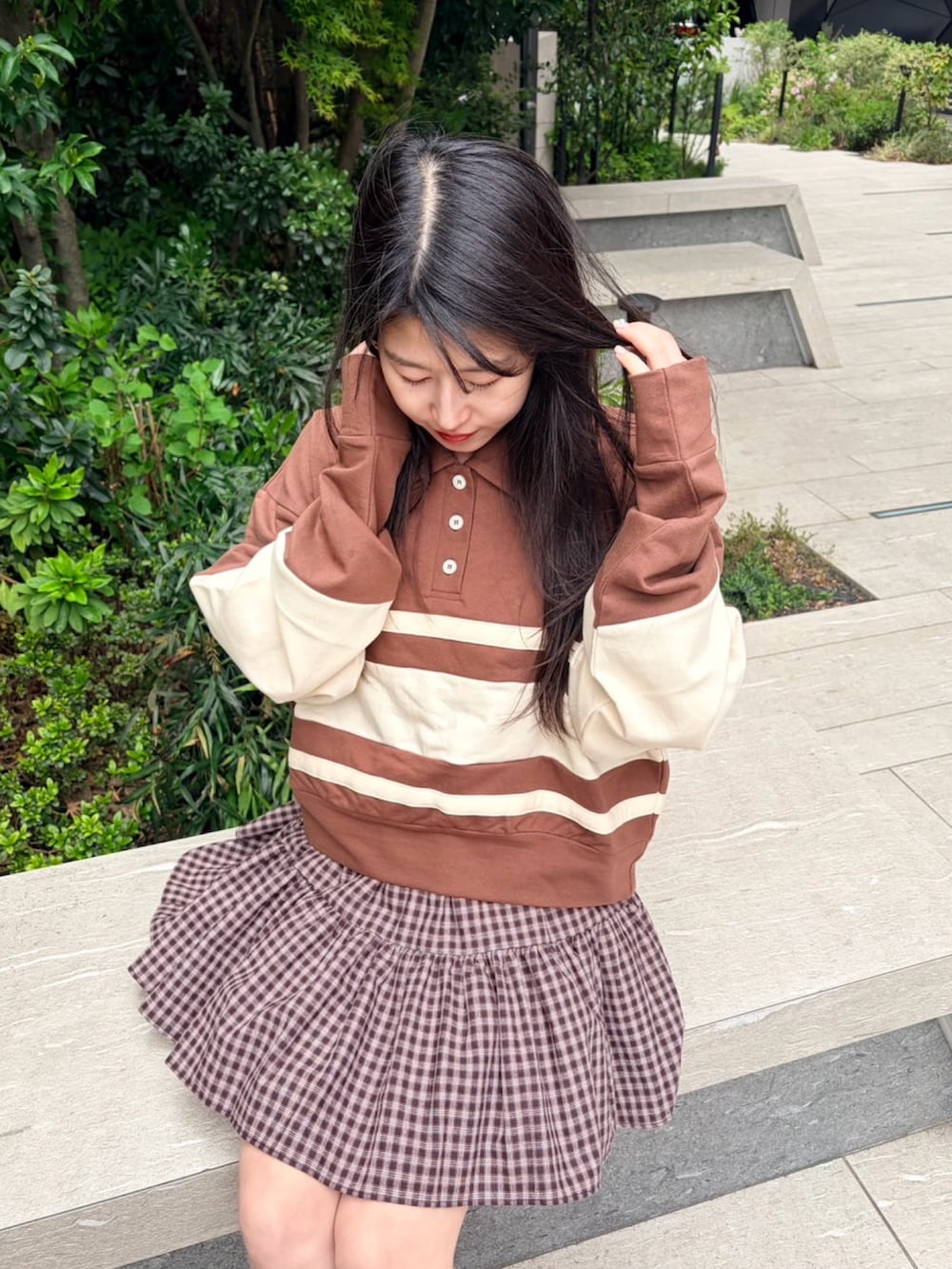 ブラウン系のスカート、ブラウン系のスウェットを着用したレディースの春コーディネートの2枚目の写真