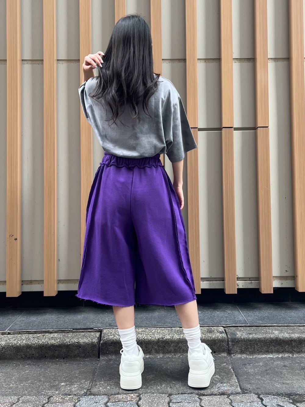 パープル系のスウェットパンツ、ブラック系のTシャツ/カットソーを着用したレディースの夏コーディネートの4枚目の写真