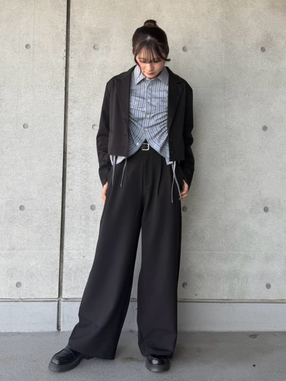 ブラック系のその他パンツ、ブラック系のテーラードジャケット、ブルー系のシャツ/ブラウスを着用したレディースの冬コーディネートの2枚目の写真