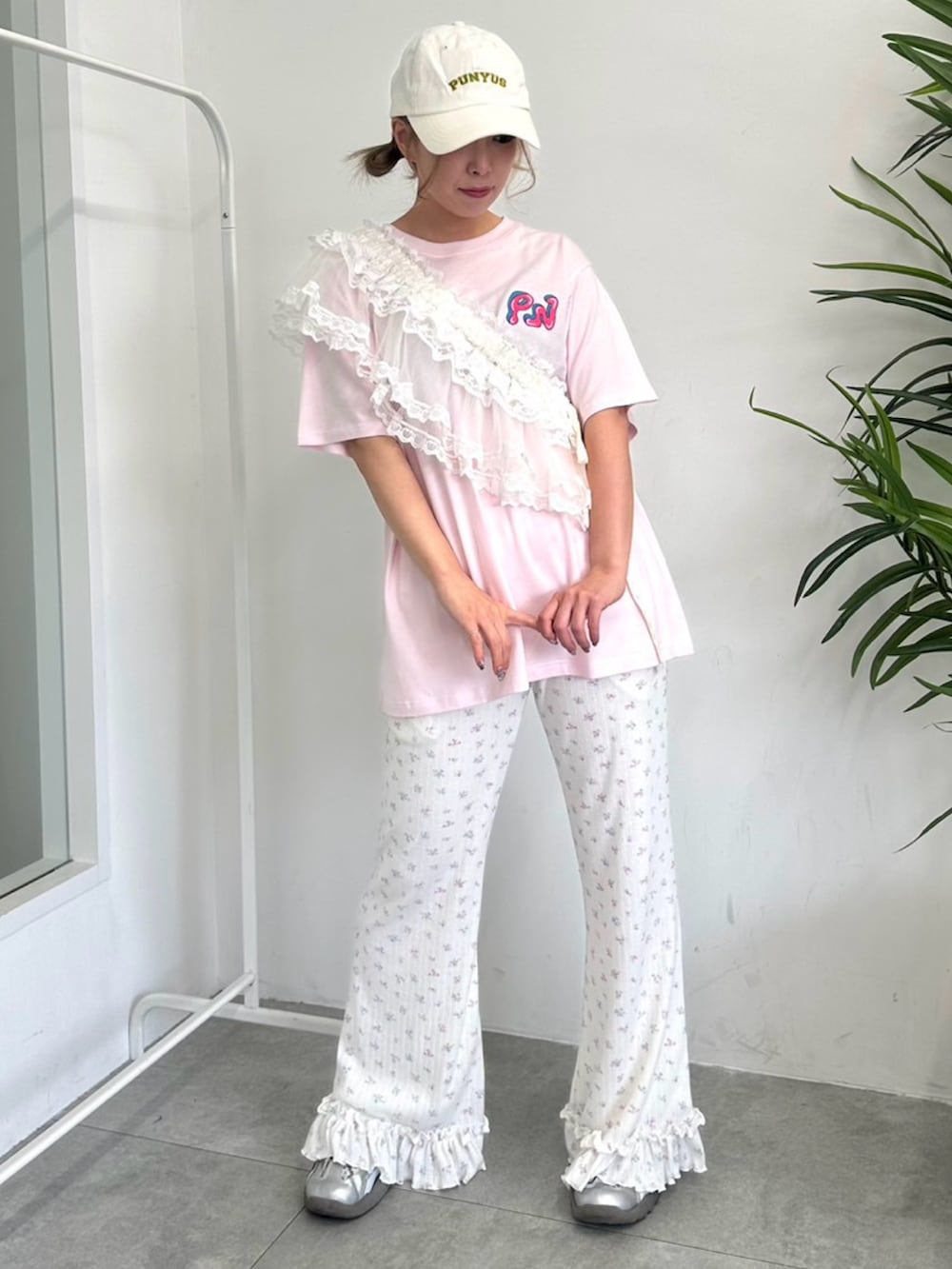 ピンク系のTシャツ/カットソー、ホワイト系のスカート、ホワイト系のその他パンツを着用したレディースの夏コーディネートの2枚目の写真