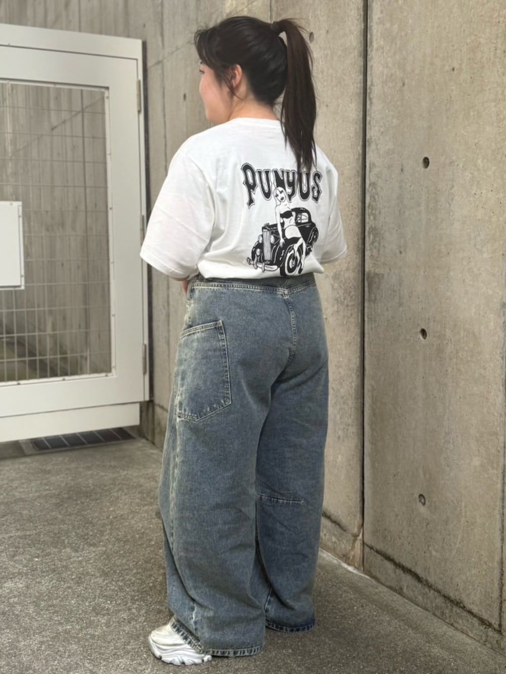 ブルー系のデニムパンツ、ホワイト系のTシャツ/カットソーを着用したレディースの春コーディネートの2枚目の写真