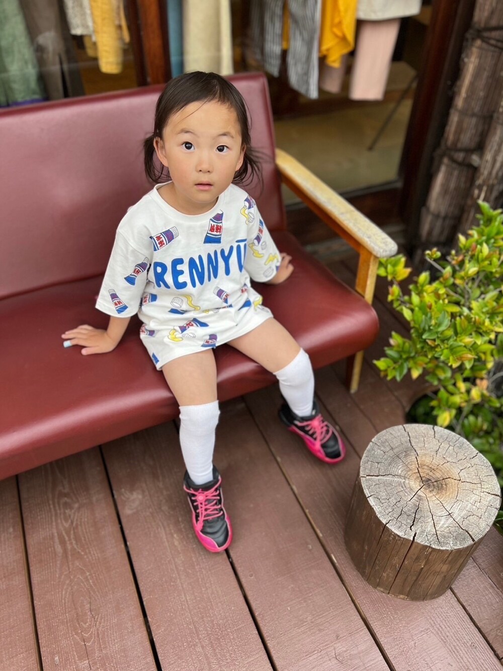 ブルー系のTシャツ/カットソーを着用したレディースの春コーディネートの3枚目の写真