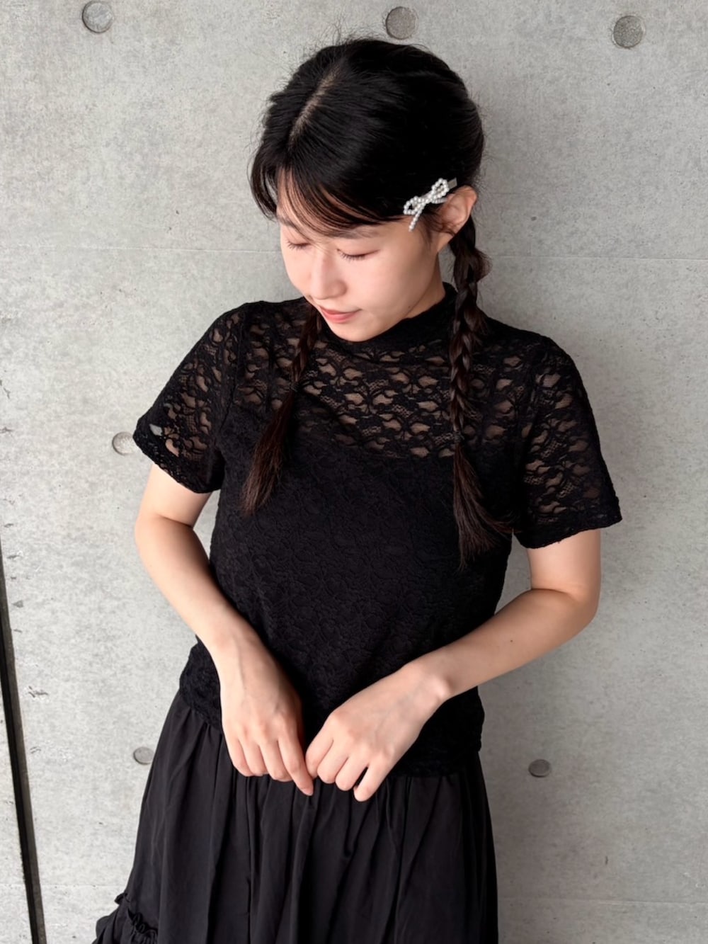 ブラック系のスカート、ブラック系のTシャツ/カットソーを着用したレディースの夏コーディネートの5枚目の写真