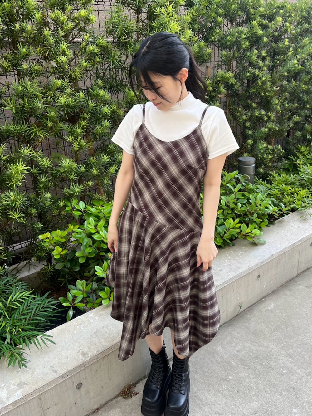ブラウン系のワンピース、ホワイト系のTシャツ/カットソーを着用したレディースの春コーディネートの3枚目の写真