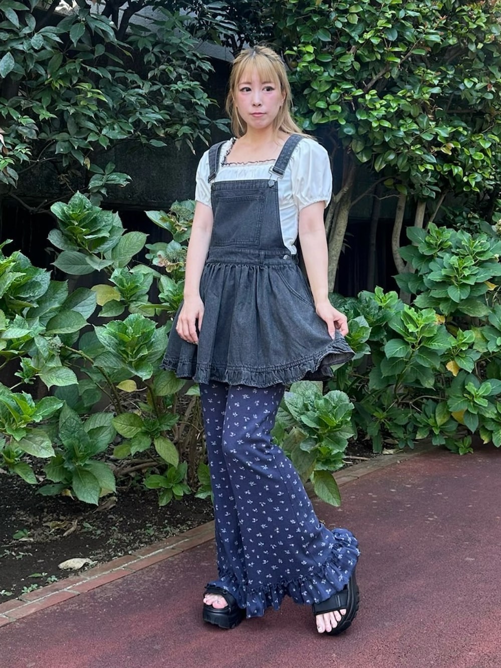 ブルー系のその他パンツ、ブルー系のジャンパースカート、ホワイト系のシャツ/ブラウスを着用したレディースの夏コーディネートの2枚目の写真