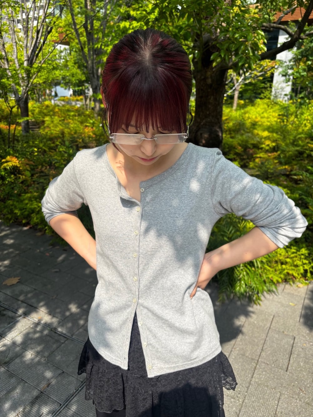 グレー系のカーディガン/ボレロ、ブラック系のチュニック、ブラック系のカーゴパンツを着用したレディースの夏コーディネートの3枚目の写真