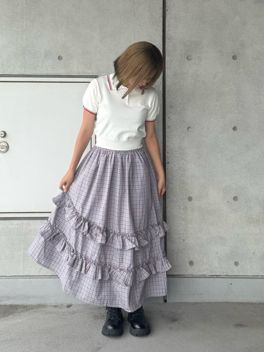 ブルー系のスカート、ホワイト系のポロシャツを着用したレディースの夏コーディネートの3枚目の写真