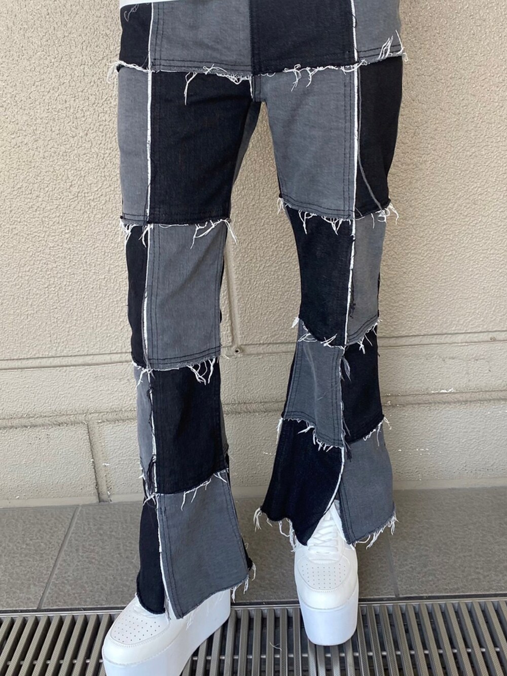 ホワイト系のシャツ/ブラウス、ブラック系のデニムパンツ、ホワイト系のスニーカーを着用したレディースの夏コーディネートの2枚目の写真