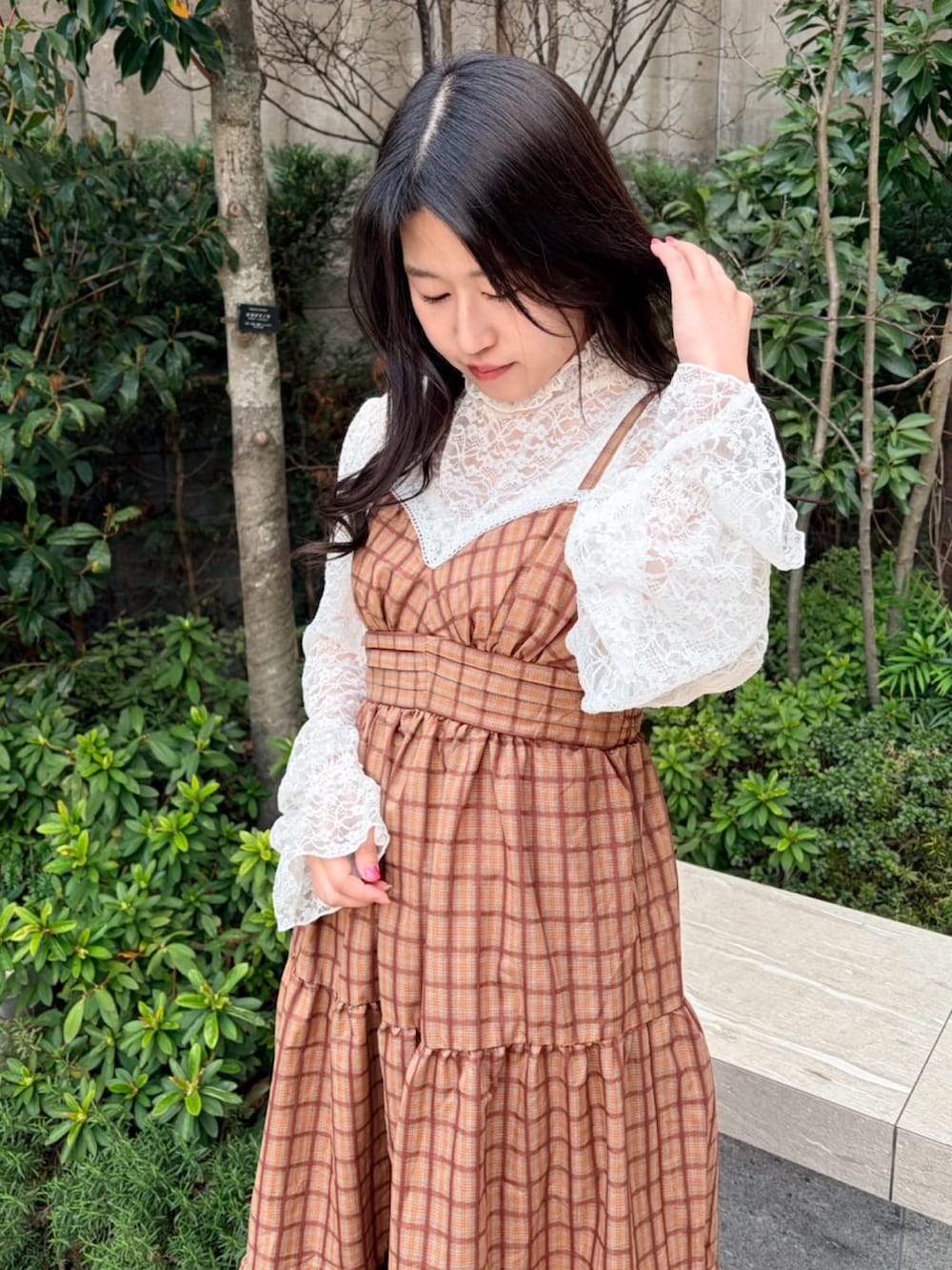 ブラウン系のワンピース、ホワイト系のTシャツ/カットソーを着用したレディースの春コーディネートの4枚目の写真