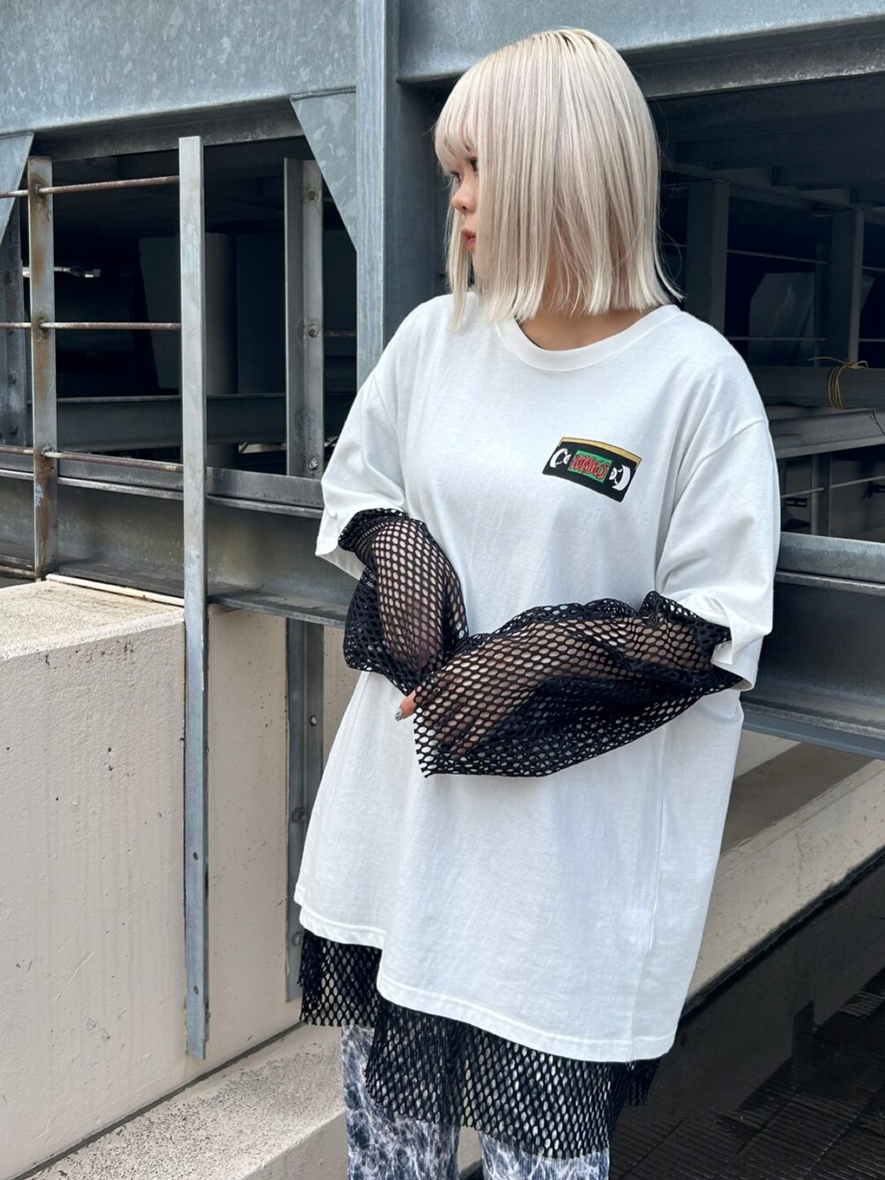 ブラック系のその他パンツ、ホワイト系のTシャツ/カットソー、ブラック系のTシャツ/カットソーを着用したレディースの春コーディネートの3枚目の写真