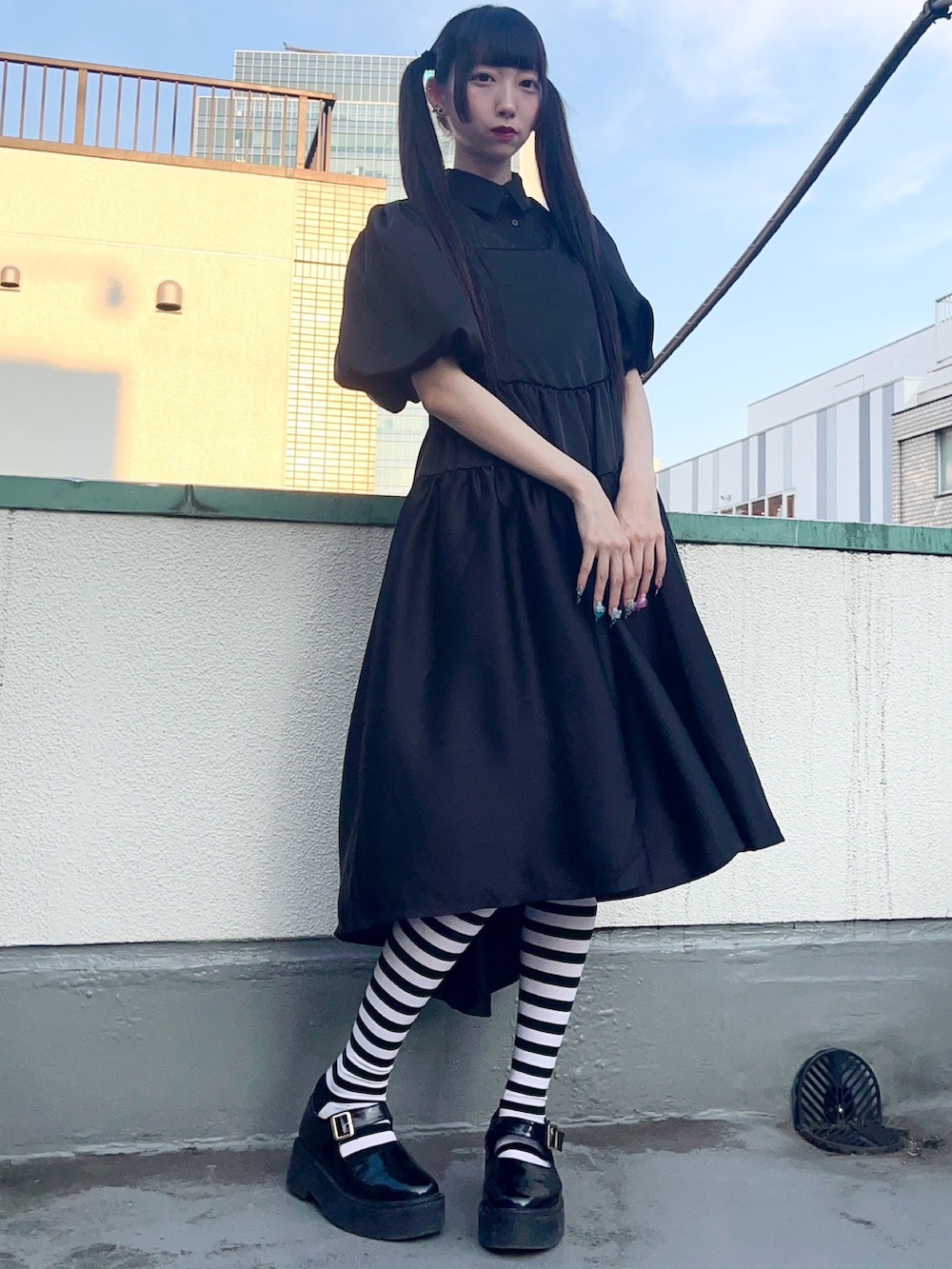 ブラック系のワンピース、ブラック系のシャツ/ブラウスを着用したレディースの夏コーディネートの2枚目の写真
