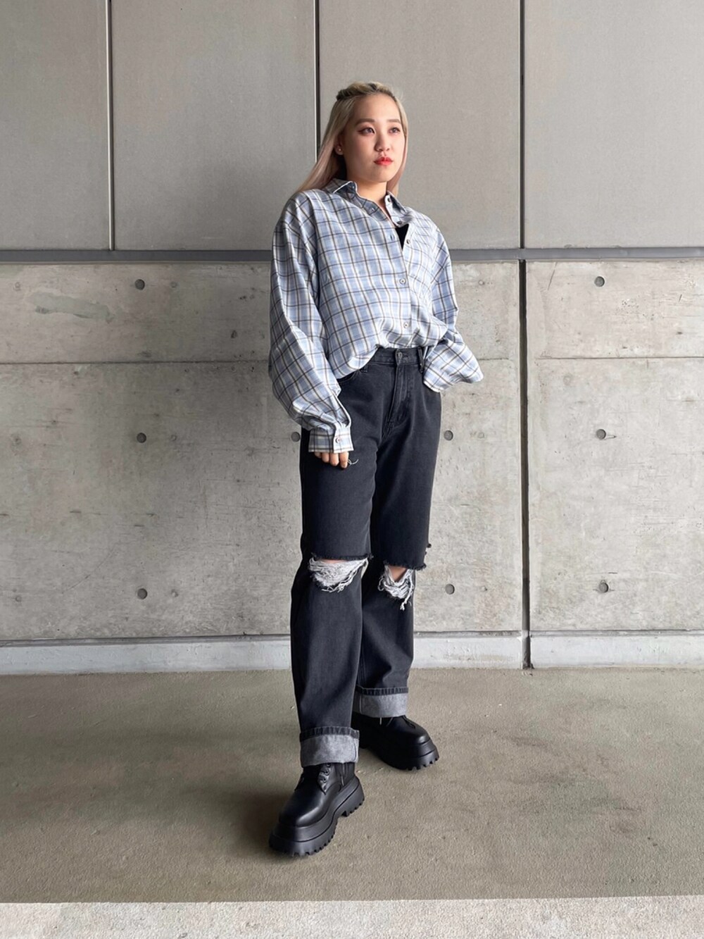 ブラック系のブーツ、ブラック系のデニムパンツ、ブルー系のシャツ/ブラウスを着用したレディースの冬コーディネートの3枚目の写真