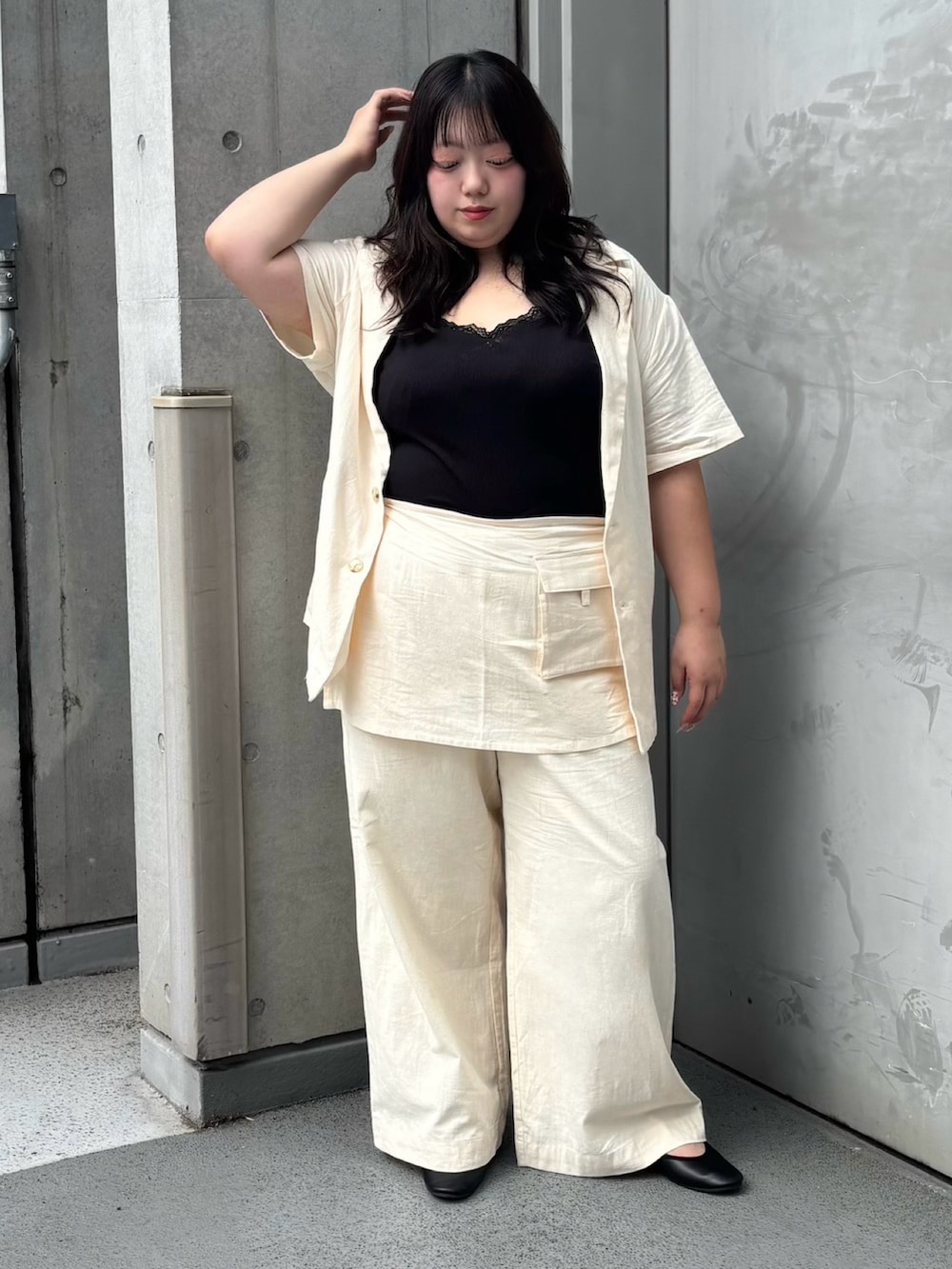 ホワイト系のその他パンツ、ホワイト系のテーラードジャケットを着用したレディースの夏コーディネートの2枚目の写真