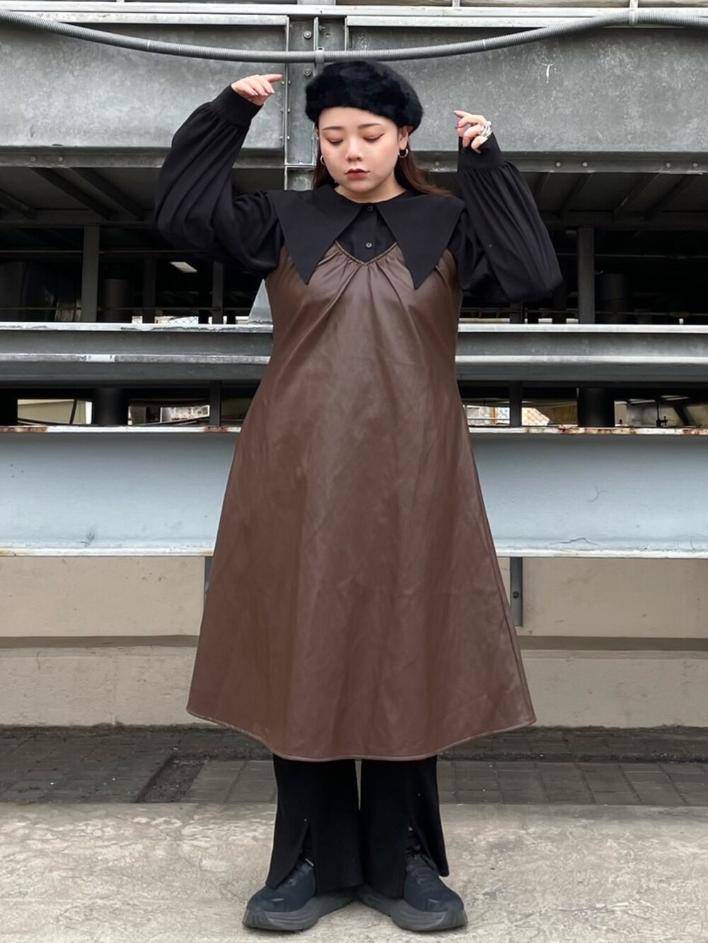 ブラック系のシャツ/ブラウス、ブラウン系のワンピース、ブラック系のその他パンツを着用したレディースの冬コーディネートの3枚目の写真