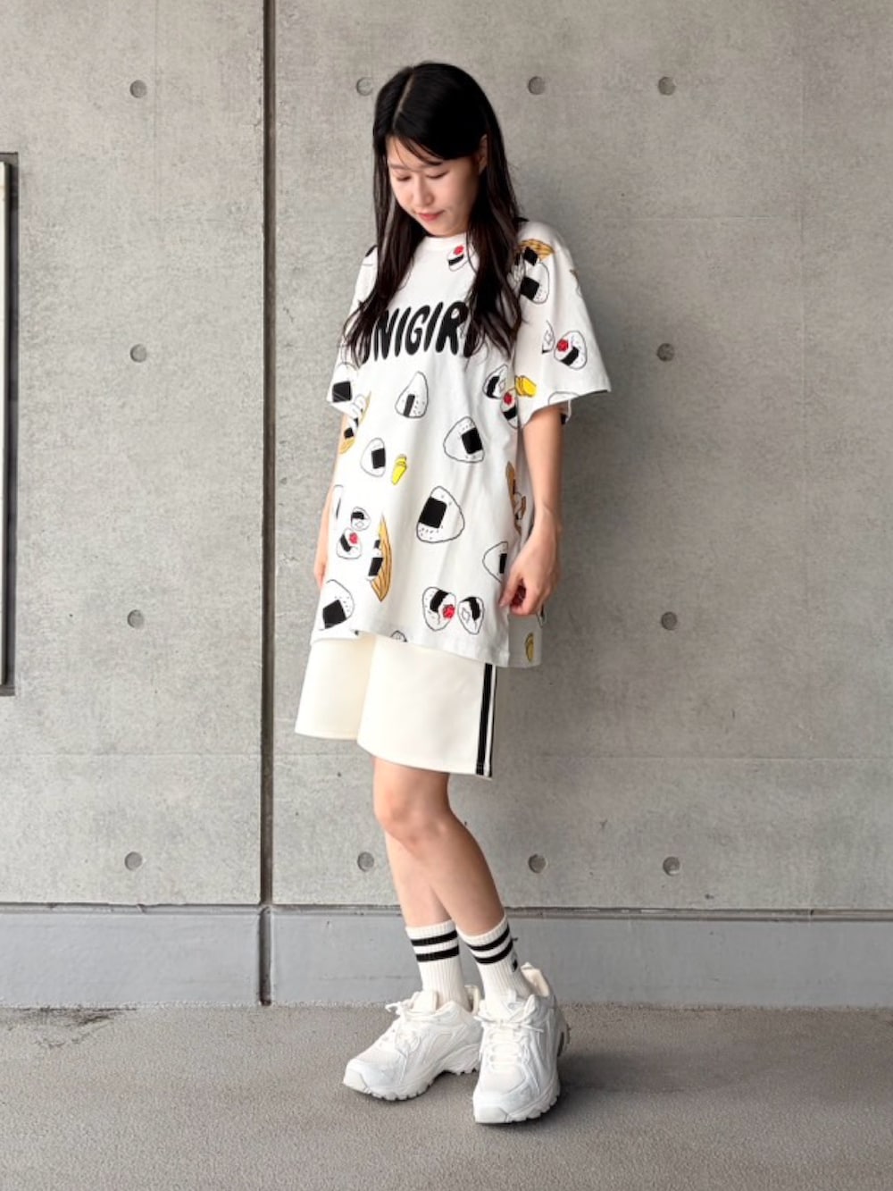 ブラック系のTシャツ/カットソー、ホワイト系のその他パンツ、ブラック系のソックス/靴下を着用したレディースの夏コーディネートの2枚目の写真
