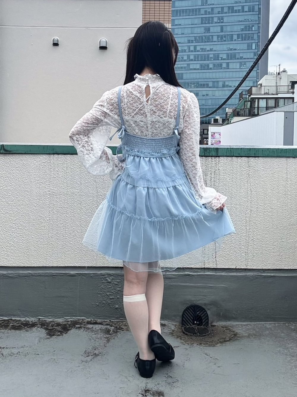 ブルー系のワンピース、ホワイト系のTシャツ/カットソーを着用したレディースの春コーディネートの3枚目の写真