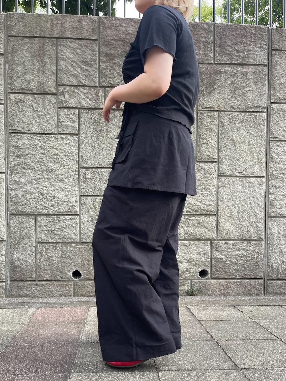 ブラック系のその他パンツ、ブラック系のTシャツ/カットソーを着用したレディースの夏コーディネートの8枚目の写真