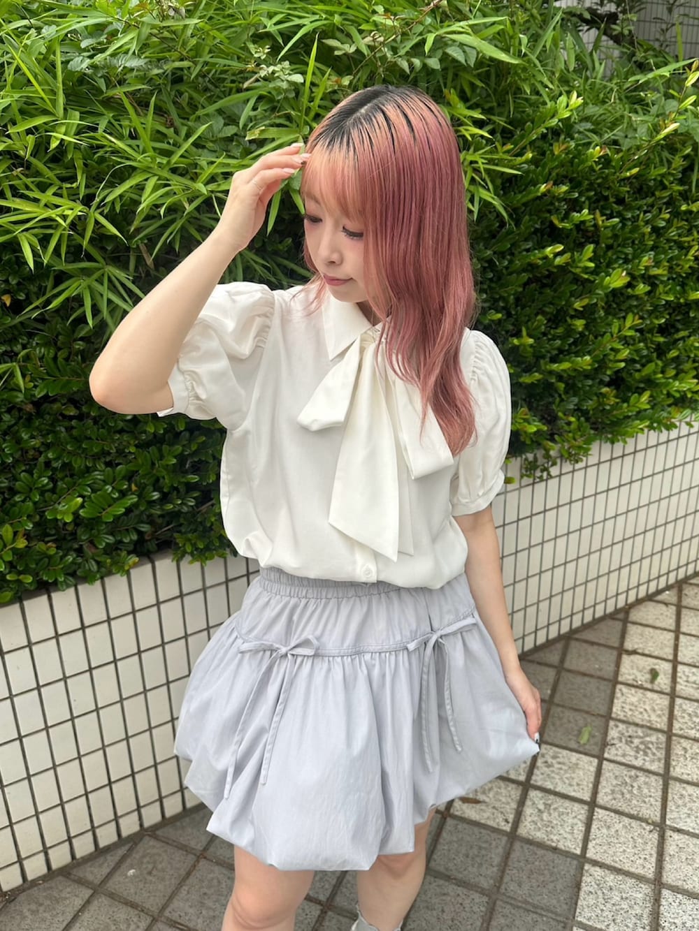 ホワイト系のシャツ/ブラウス、グレー系のスカートを着用したレディースの夏コーディネートの6枚目の写真