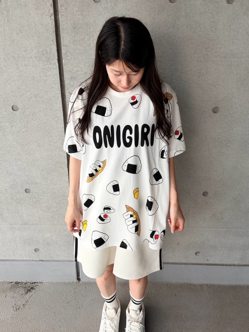 ブラック系のTシャツ/カットソー、ホワイト系のその他パンツ、ブラック系のソックス/靴下を着用したレディースの夏コーディネートの3枚目の写真