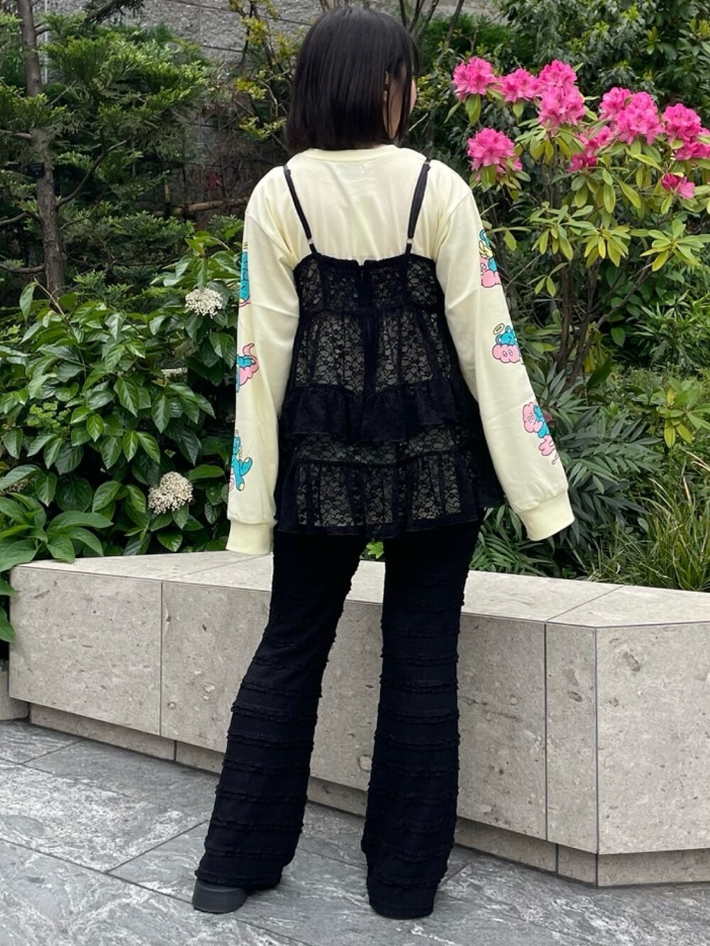 ブラック系のその他パンツ、ブラック系のワンピース、イエロー系のTシャツ/カットソーを着用したレディースの春コーディネートの6枚目の写真