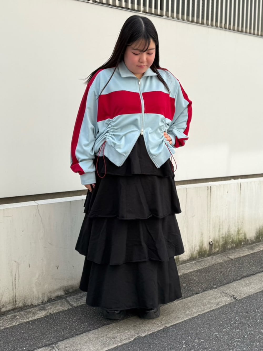 ブラック系のスカート、ブルー系のジャージを着用したレディースの春コーディネートの5枚目の写真