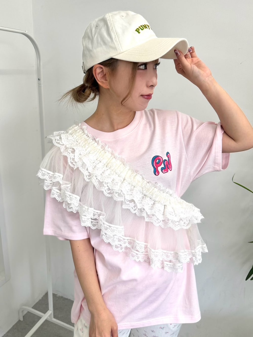 ピンク系のTシャツ/カットソー、ホワイト系のスカート、ホワイト系のその他パンツを着用したレディースの夏コーディネートの8枚目の写真