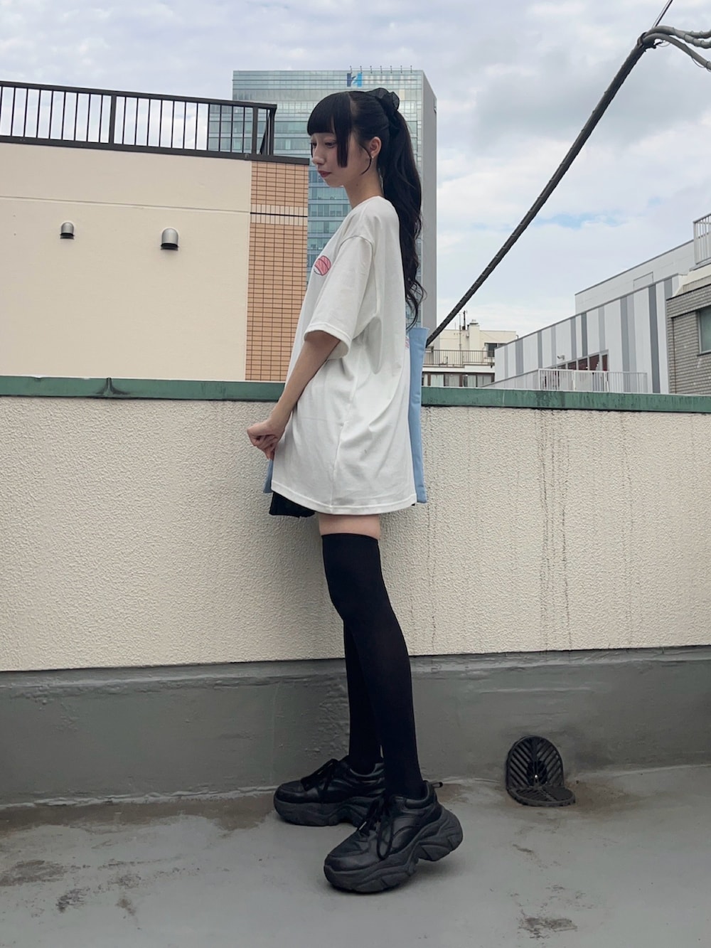 ホワイト系のTシャツ/カットソー、ブラック系のスカートを着用したレディースの秋コーディネートの5枚目の写真