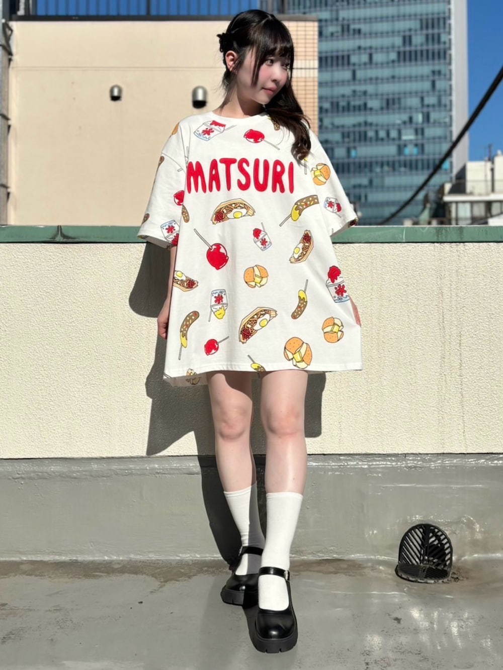 ホワイト系のTシャツ/カットソーを着用したレディースの夏コーディネートの2枚目の写真