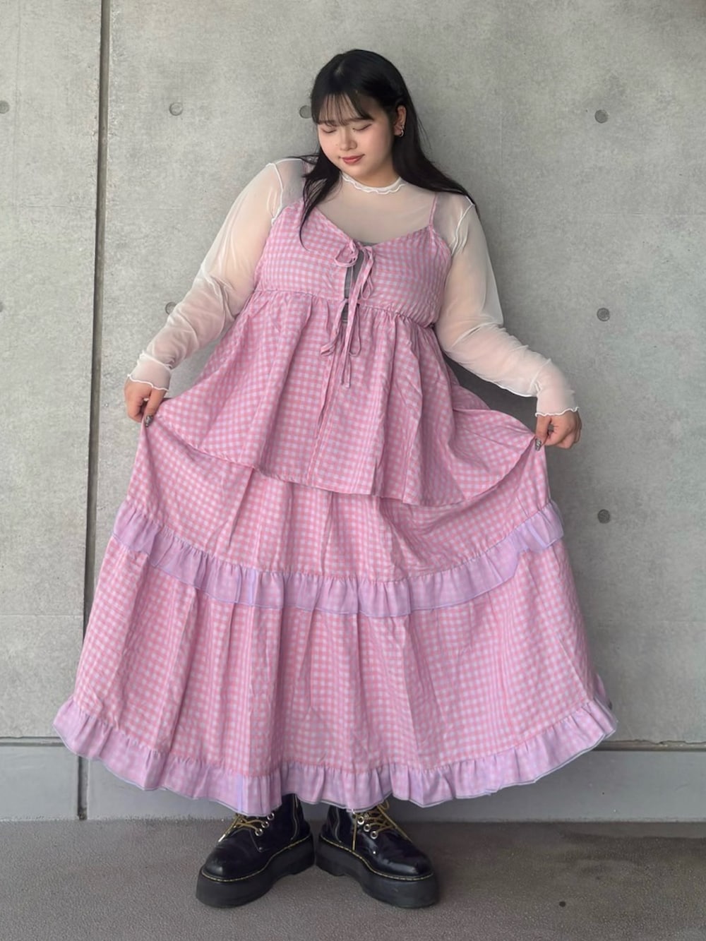 ピンク系のスカート、ピンク系のキャミソール、ホワイト系のTシャツ/カットソーを着用したレディースの春コーディネートの2枚目の写真