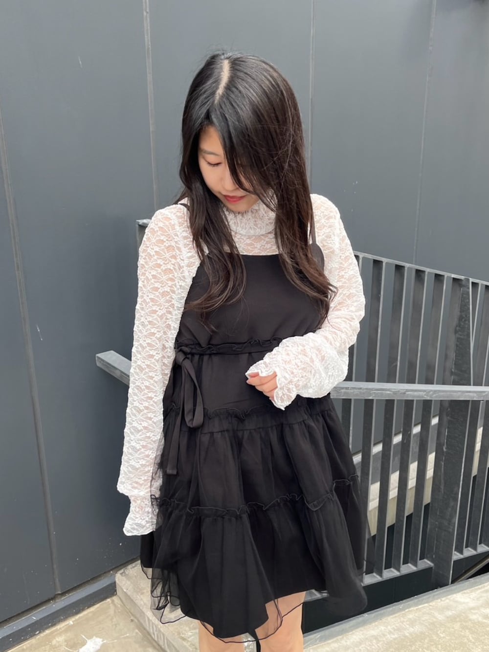 ブラック系のワンピース、ホワイト系のTシャツ/カットソーを着用したレディースの春コーディネートの7枚目の写真