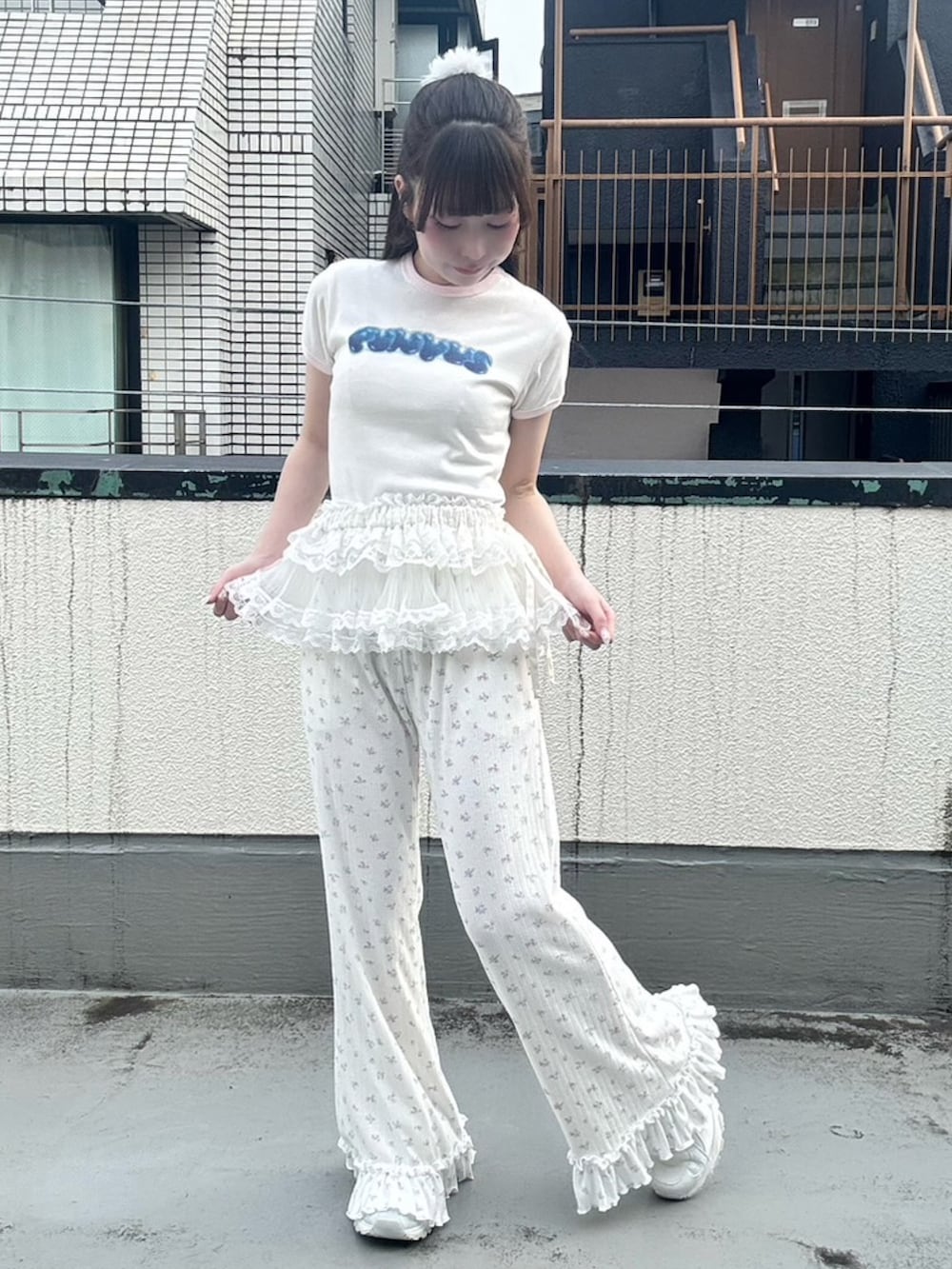 ホワイト系のその他パンツ、ホワイト系のスカート、ホワイト系のTシャツ/カットソーを着用したレディースの夏コーディネートの4枚目の写真