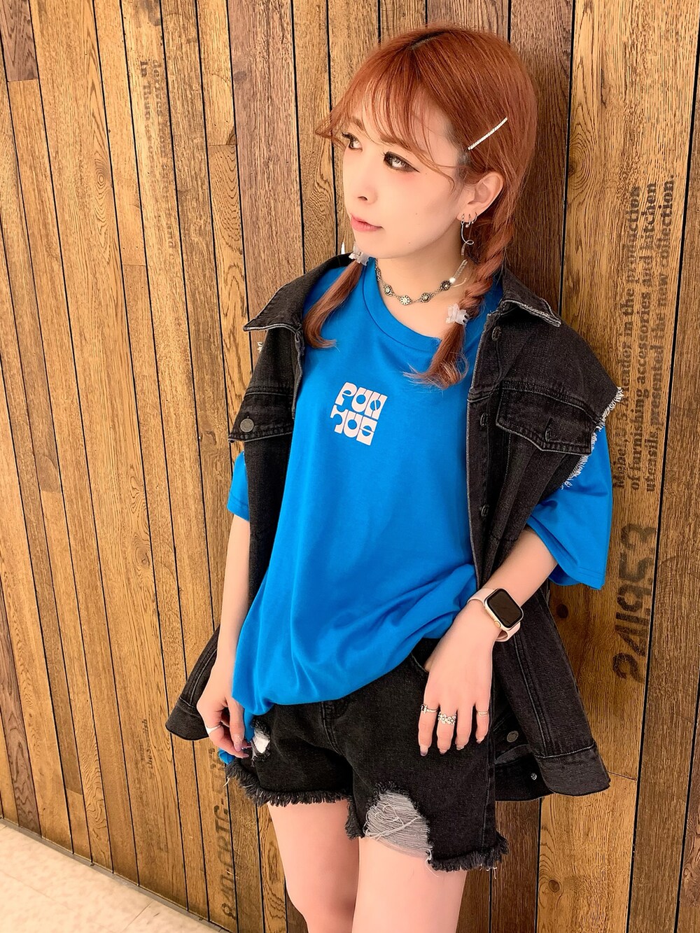 ブルー系のTシャツ/カットソー、ブラック系のベスト、ブラック系のブーツを着用したレディースの春コーディネートの2枚目の写真