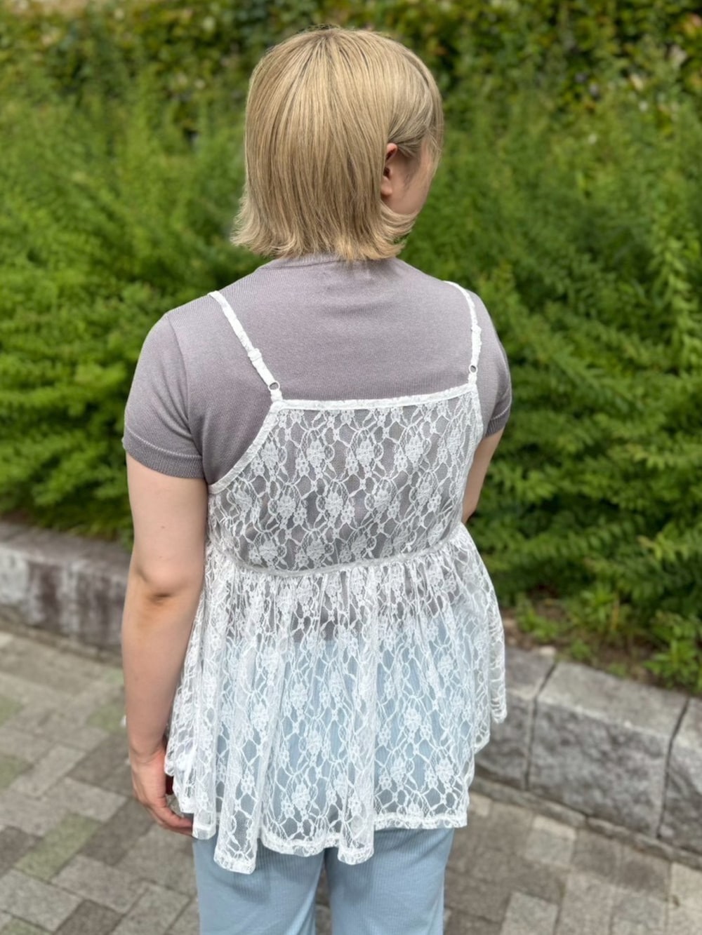 ホワイト系のチュニック、グレー系のニット/セーター、ブルー系のその他パンツを着用したレディースの夏コーディネートの5枚目の写真