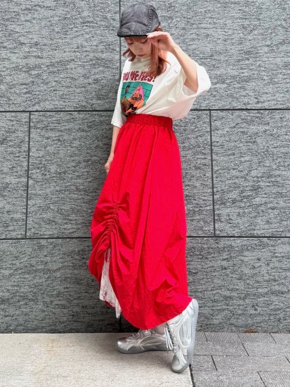 ホワイト系のTシャツ/カットソー、レッド系のスカート、ホワイト系のスカートを着用したレディースの夏コーディネートの2枚目の写真