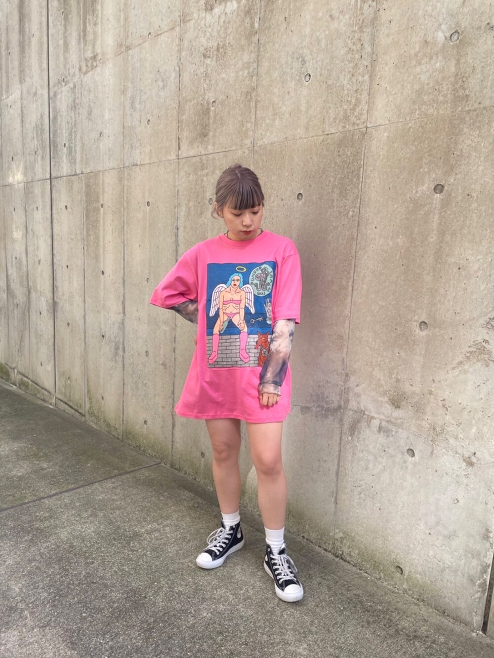 ピンク系のTシャツ/カットソー、ブラウン系のTシャツ/カットソーを着用したレディースの春コーディネートの3枚目の写真