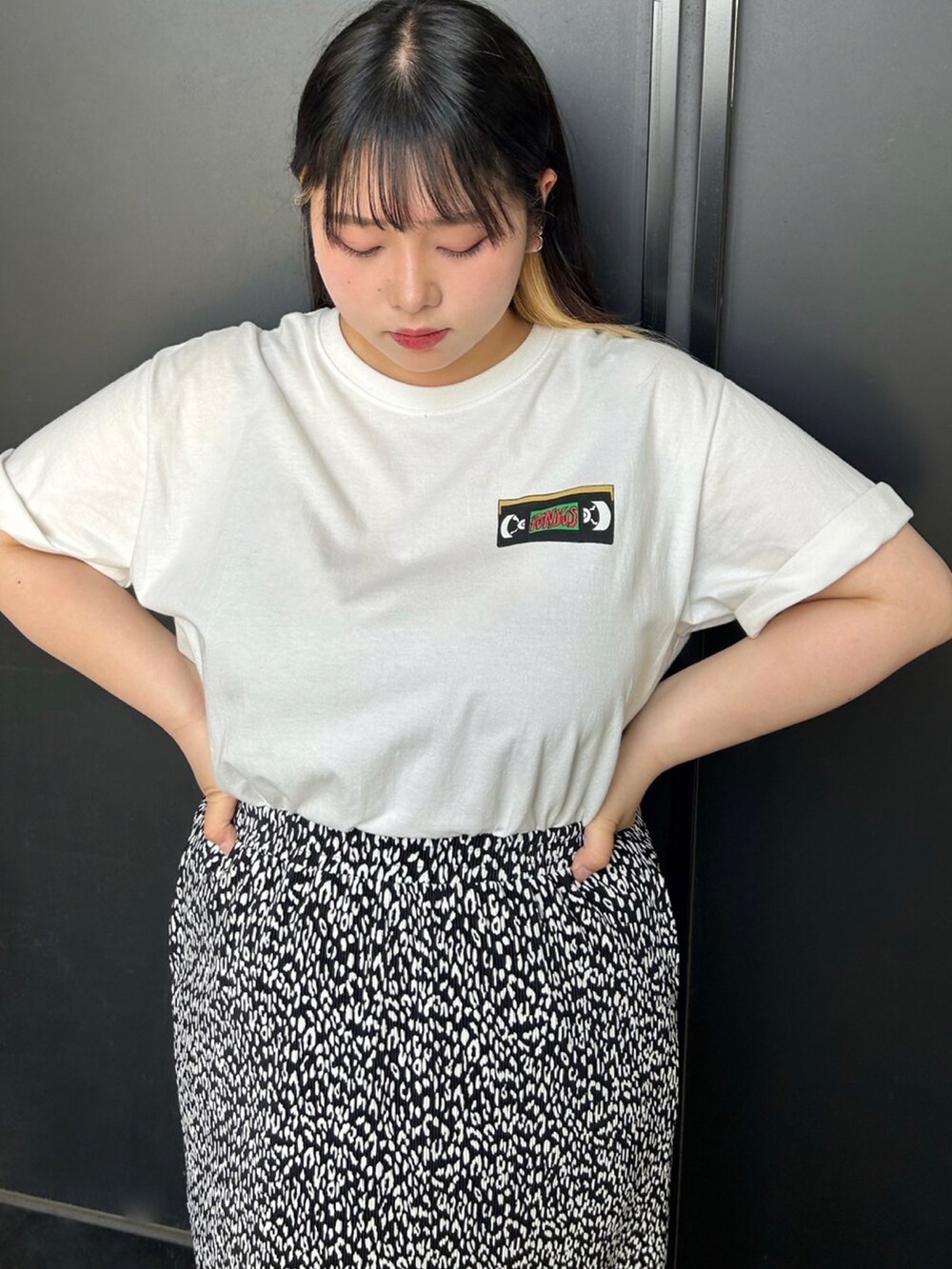 ホワイト系のTシャツ/カットソー、ブラック系のスカートを着用したレディースの春コーディネートの2枚目の写真