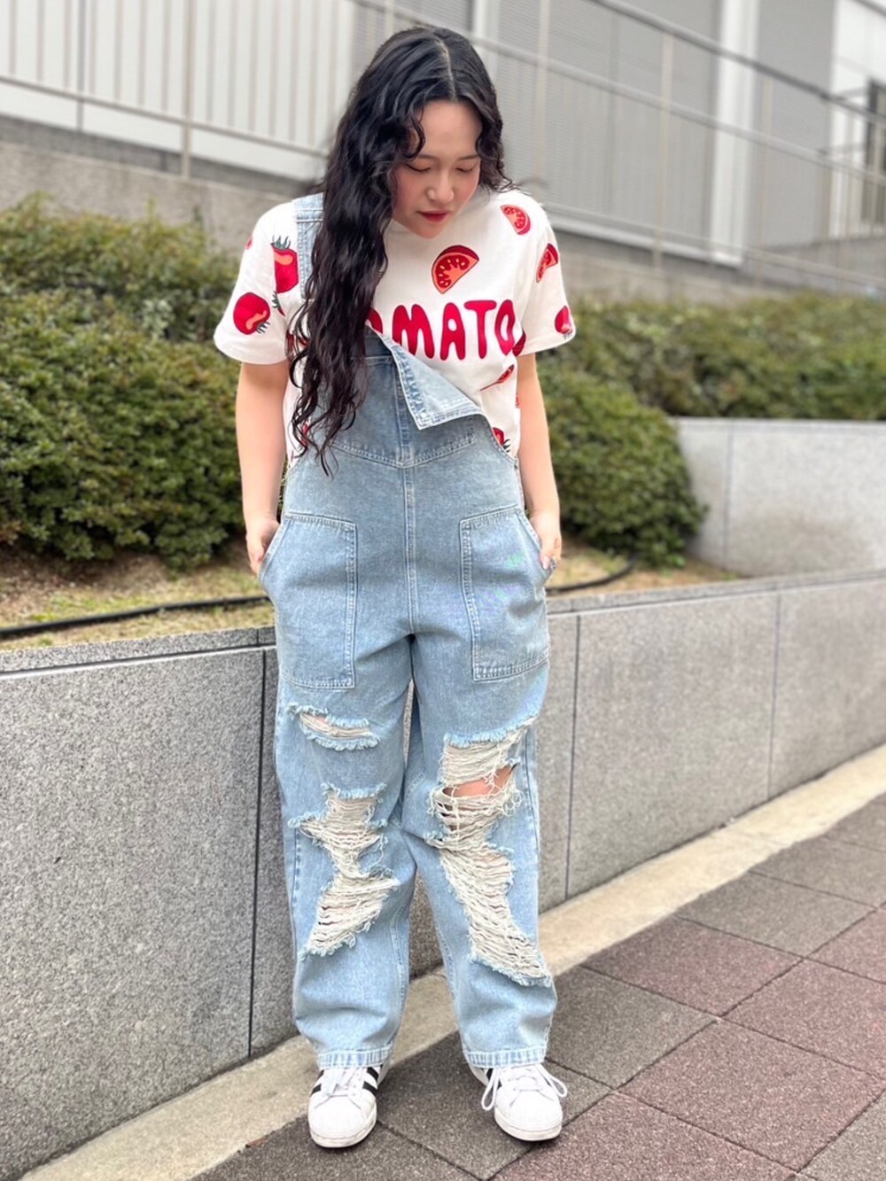 ブルー系のサロペット/オーバーオール、レッド系のTシャツ/カットソーを着用したレディースの春コーディネートの2枚目の写真