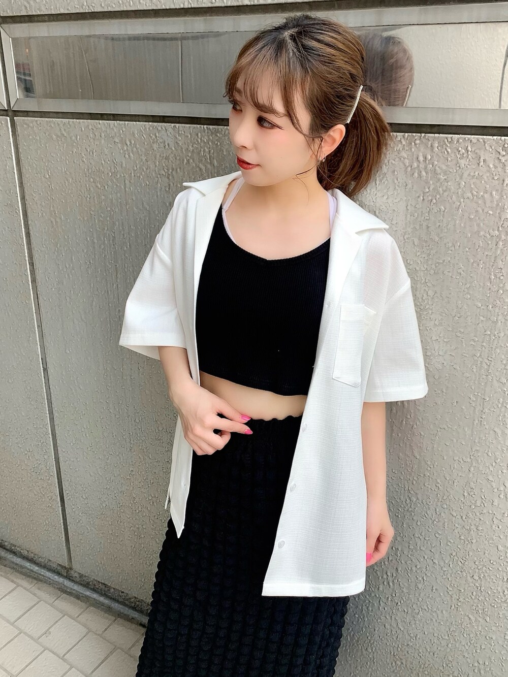 ブラック系のタンクトップ、ホワイト系のシャツ/ブラウス、ブラック系のスカートを着用したレディースの春コーディネートの2枚目の写真