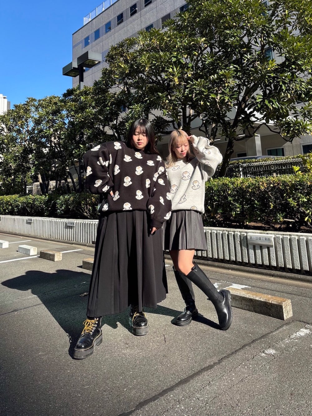 ブラック系のニット/セーター、ブラック系のスカートを着用したレディースの冬コーディネートの3枚目の写真