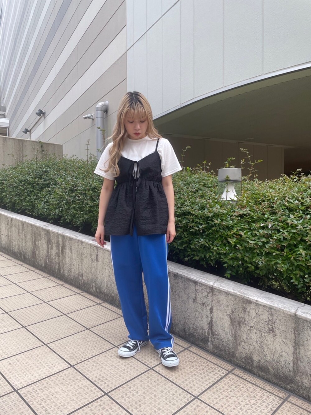 ホワイト系のTシャツ/カットソー、ブラック系のキャミソール、ブルー系のその他パンツを着用したレディースの春コーディネートの3枚目の写真