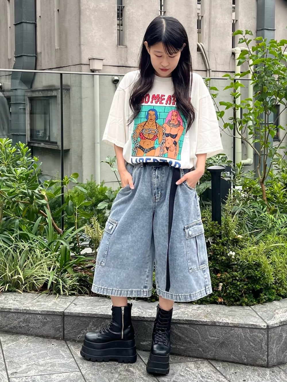 ブルー系のデニムパンツ、ホワイト系のTシャツ/カットソー、ブラック系のベルトを着用したレディースの夏コーディネートの2枚目の写真